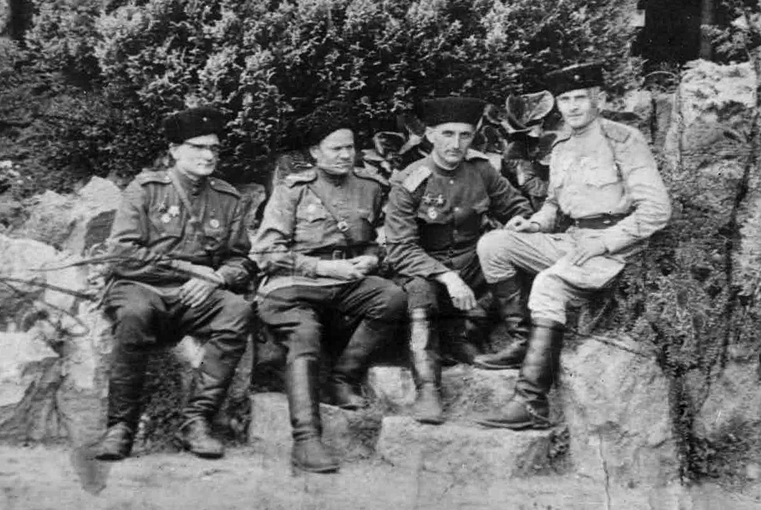 Василий Приворотний (справа) с боевыми товарищами