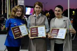 Представители пресс-служб "добычи" и "трансгаза" с наградами "МедиаТЭК"