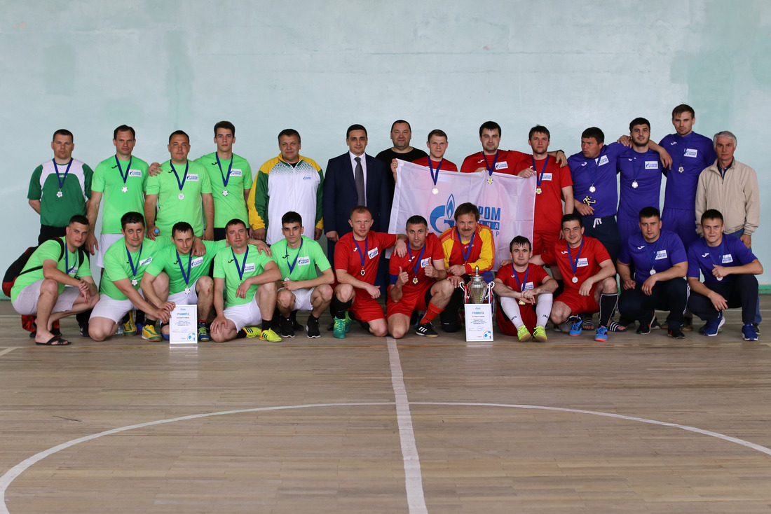 Призеры турнира: команда УАВР (слева), Администрации и Каневского ГПУ вместе с организаторами