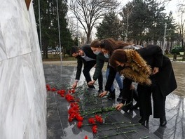 Молодые специалисты компании "Газпром добыча Краснодар" традиционно возлагают цветы к мемориалу Памяти в день освобождения города