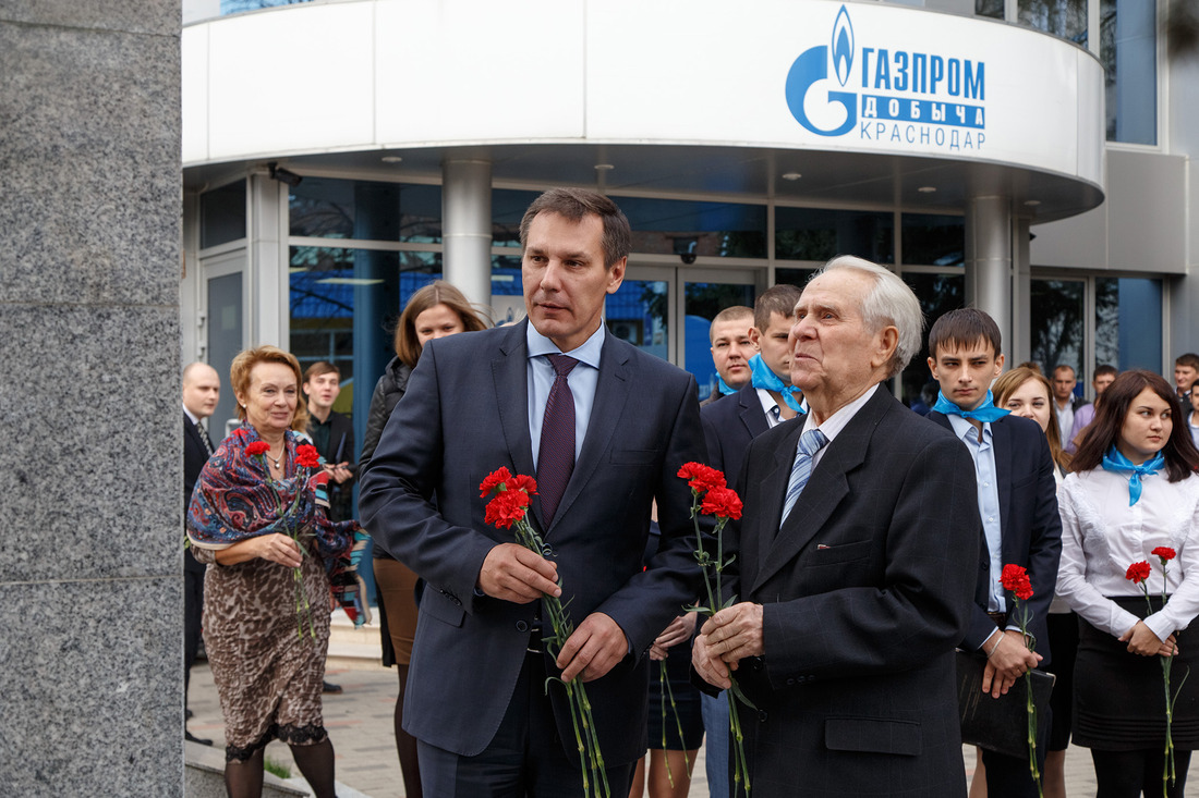 Андрей Захаров совместно с пенсионерами Общества и молодыми специалистами возлагает цветы к памятнику В. Динкова