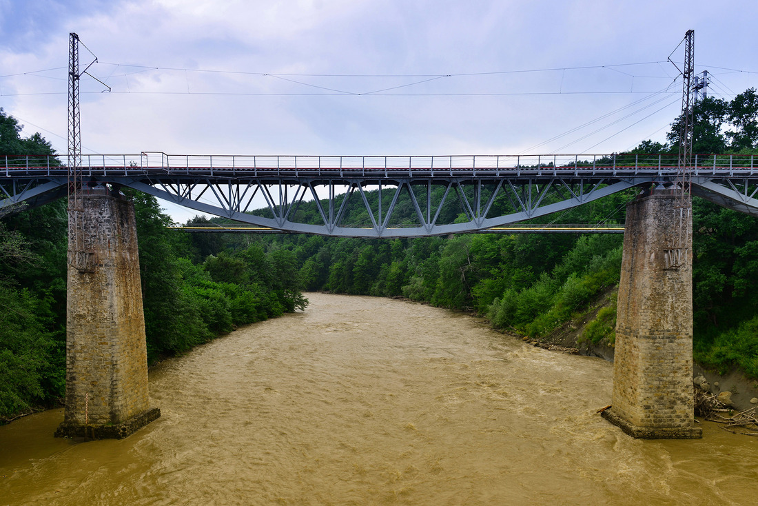 Мост через реку Белая, хотя цвет воды из-за дождя и обилия глины сейчас скорее бурый