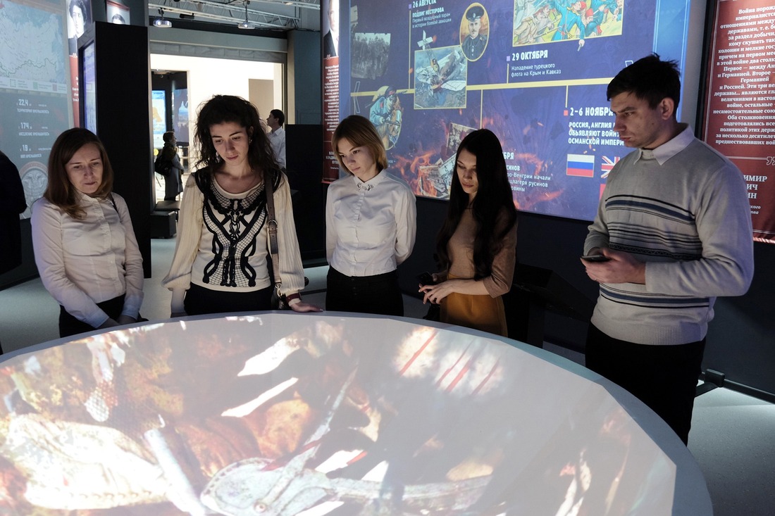 Молодые специалисты компании во время просмотра экспозиций мультимедийного исторического парка «Россия — Моя история»