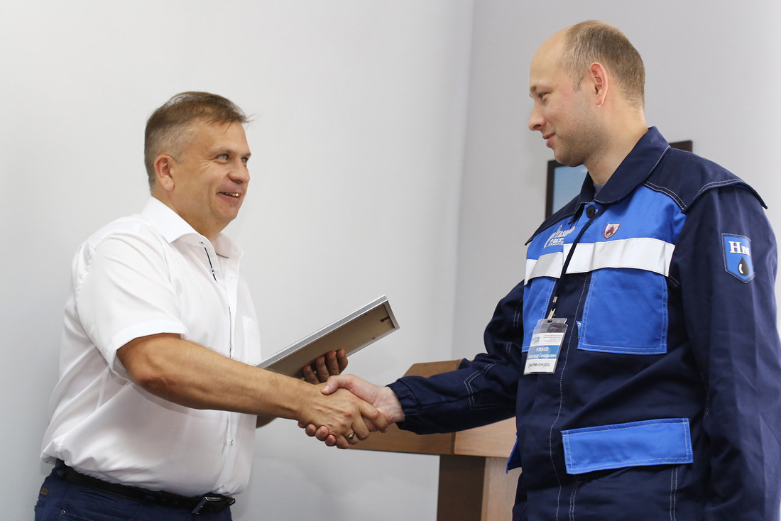 Александр Нечаев вручает диплом победителя