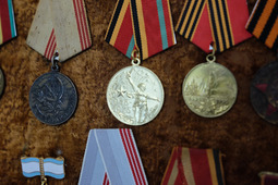 На выставке были представлены как советские, так и немецкие ордена и медали