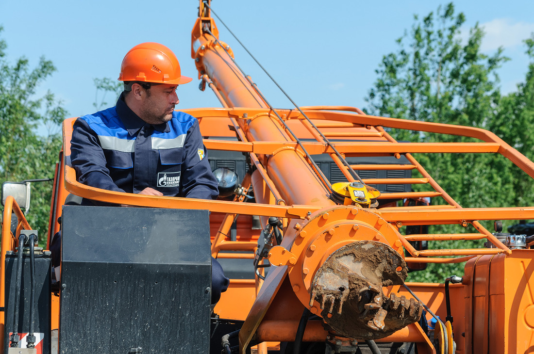 Машинист бурильно-крановой самоходной машины Вуктыльского газопромыслового управления за работой