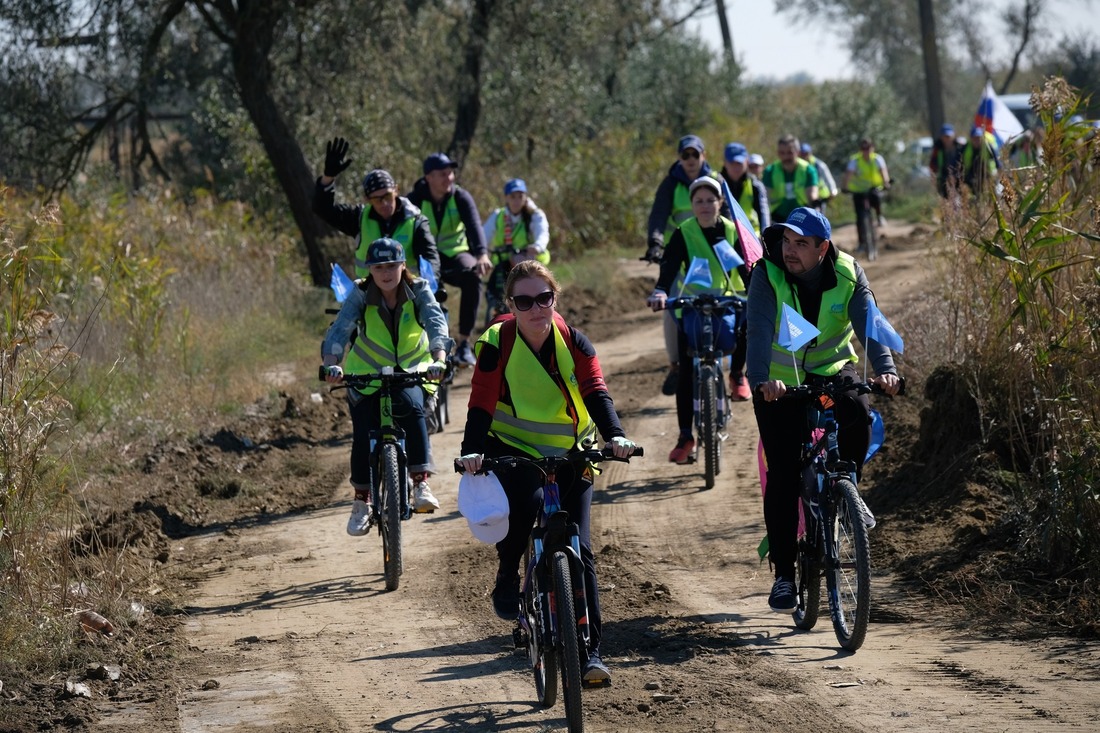 Во время велопробега вереницы любителей спорта протянулись по дорогам Славянского района