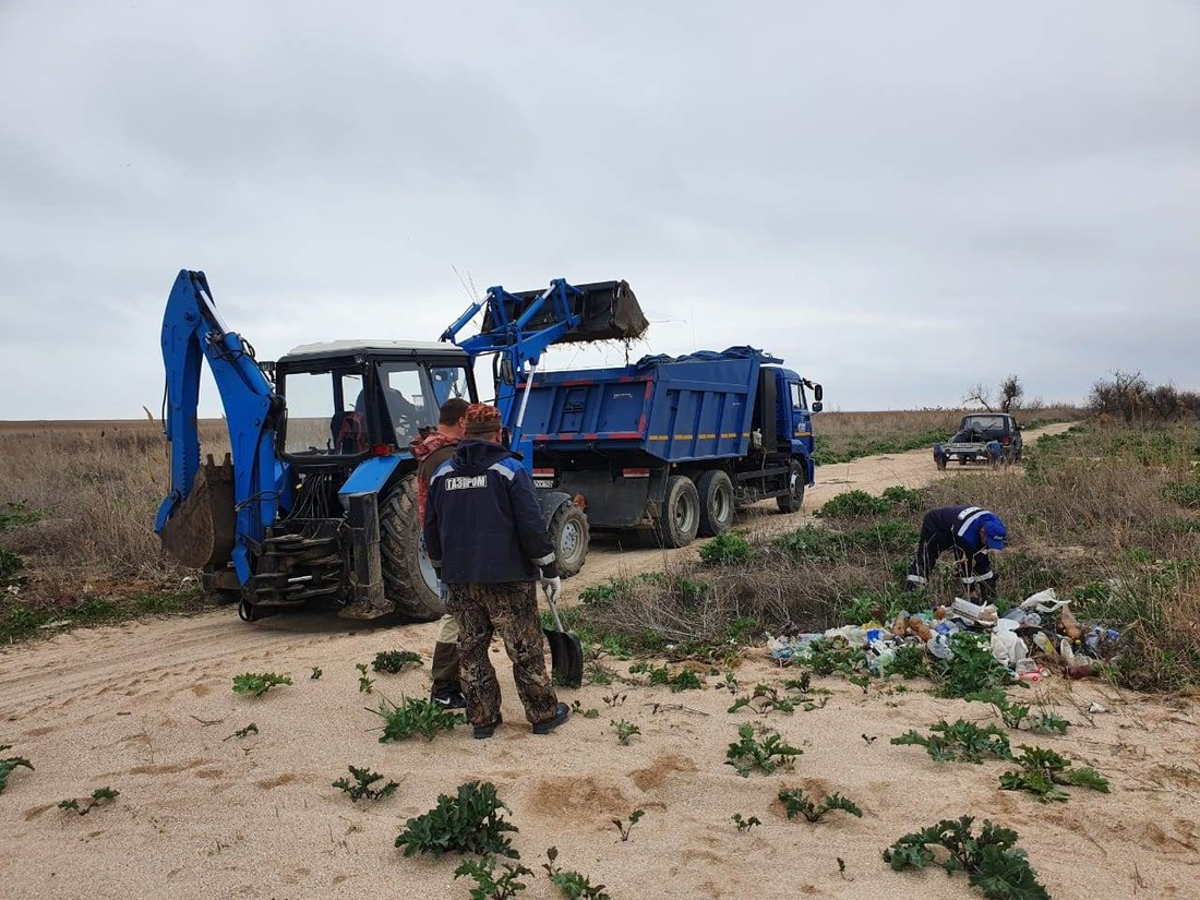 Совместными усилиями участников акции было очищено от мусора три километра прибрежной линии Ясенской косы в Приморско-Ахтарском районе Кубани