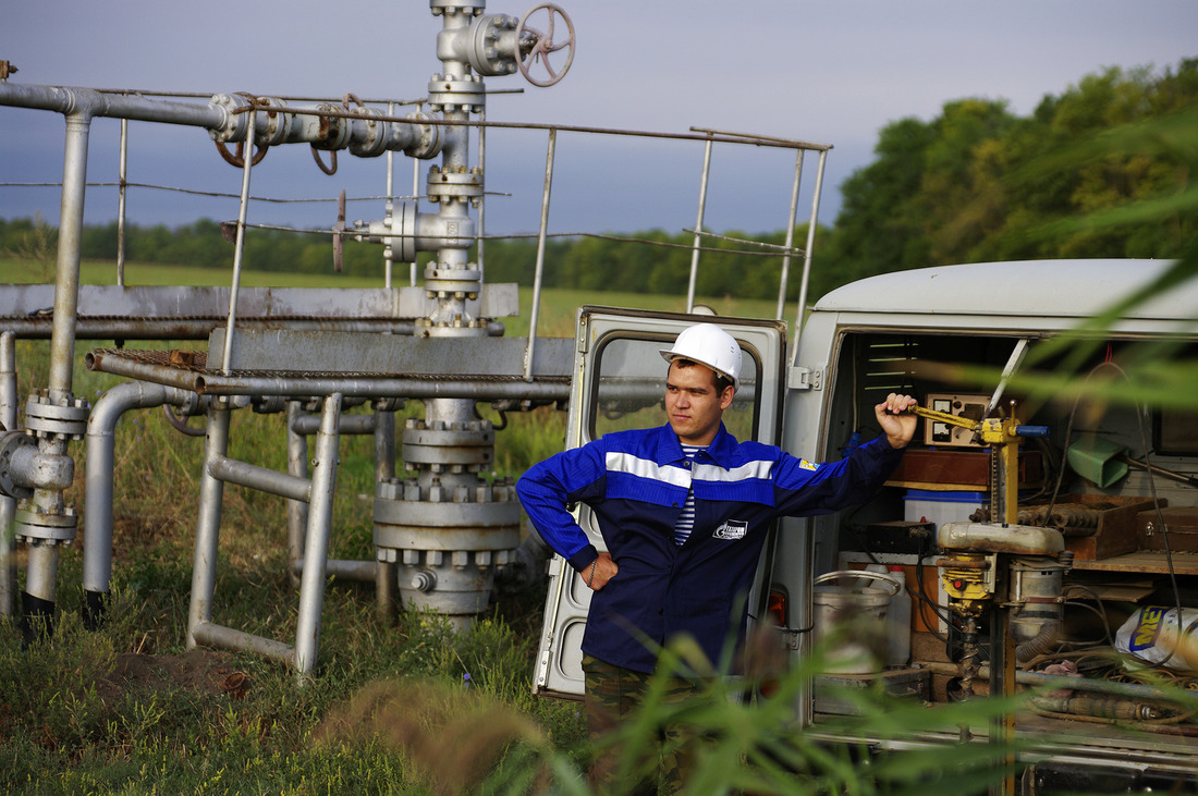 Инженер по охране окружающей среды Евгений Свиридов за заборами проб почвы