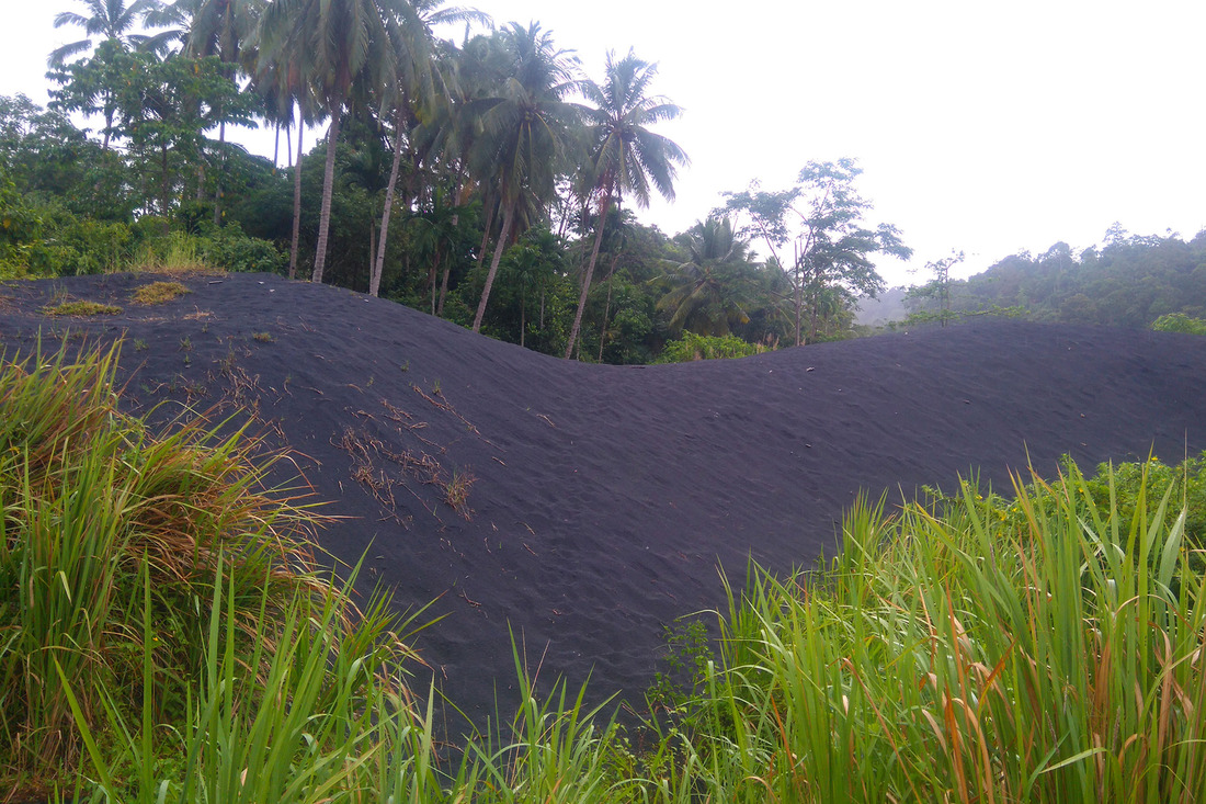 Вулканический черный песок