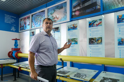 Петр Герасимов демонстрирует студентам экспозицию корпоративного музея