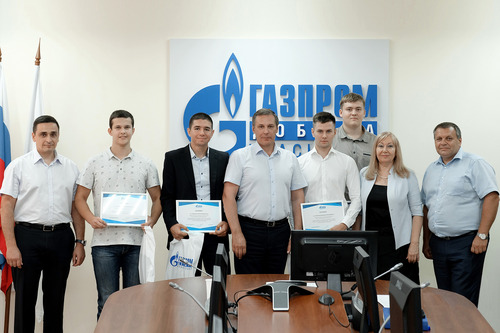 Генеральный директор компании Андрей Захаров и финалисты «Спешного старта» за 2018 год