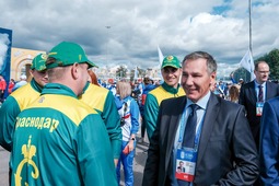 Генеральный директор ООО «Газпром добыча Краснодар» Андрей Захаров приветствует спортсменов предприятия