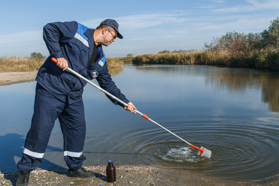 Вода собранная. Отбор проб. Пробы воды. Проба воды из реки. Отбор проб в реке.