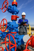 Мастер по исследованию скважин Каневского газопромыслового управления за работой