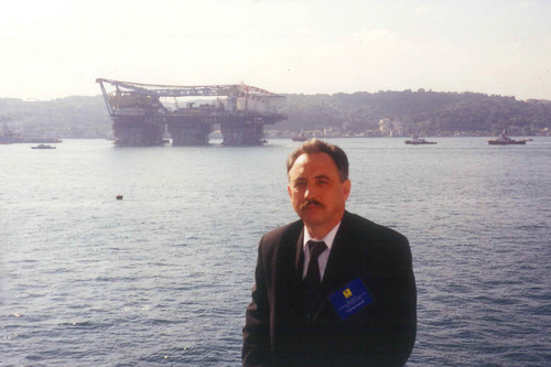 На торжественном мероприятии по случаю начала строительства «Голубого потока». Трубоукладочное судно Saipem 7000 проходит пролив Босфор. Турция, 2000 год
