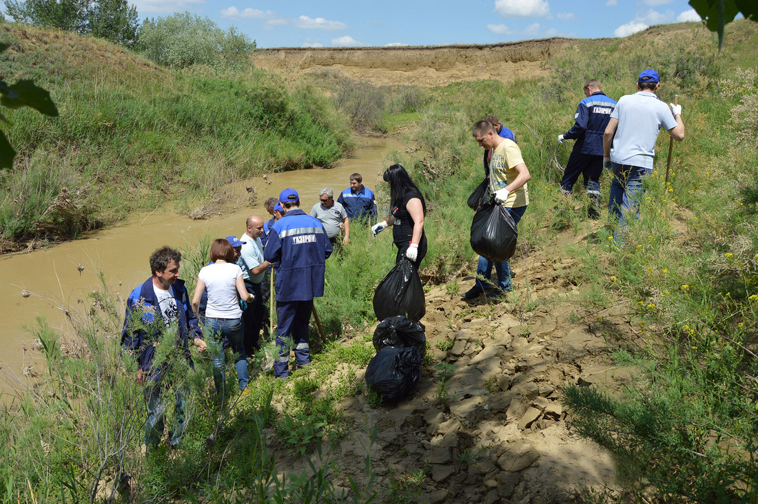 Ставропольские газовики очистили от мусора прибрежную территорию реки Калаус