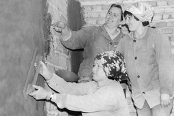 Работницы ремонтно-строительного участка на отделке жилого дома в поселке Газовиков, станица Каневская