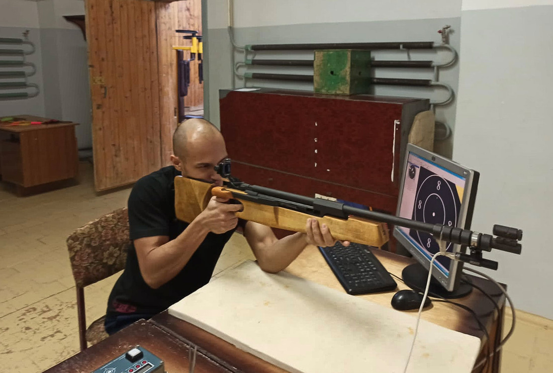 Спортсмен из ВГПУ сдает норматив по стрельбе из электронного оружия