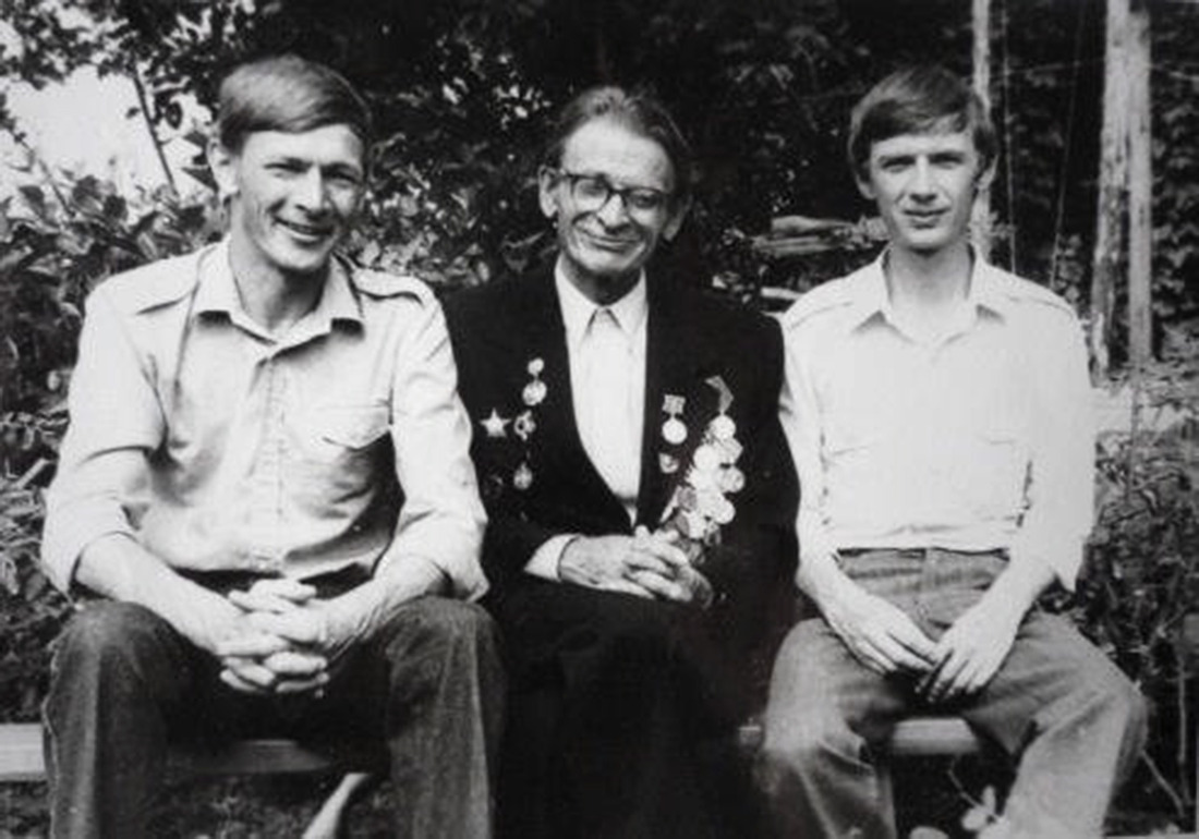 Алексей Алексеевич Едемский (в центре) с родственниками