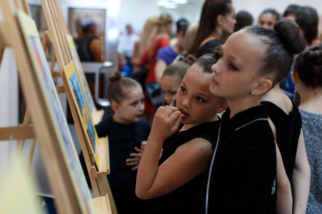 Во время антракта все гости и участники смогли посмотреть выставку детских работ, посвященную Году охраны труда в ПАО "Газпром"