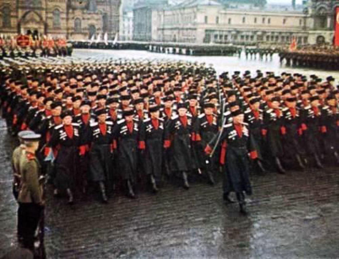 Москва, Красная площадь, парад Победы 1945 г.  Возглавляет коробку казачьих войск герой Советского Союза Костылев Е.А.