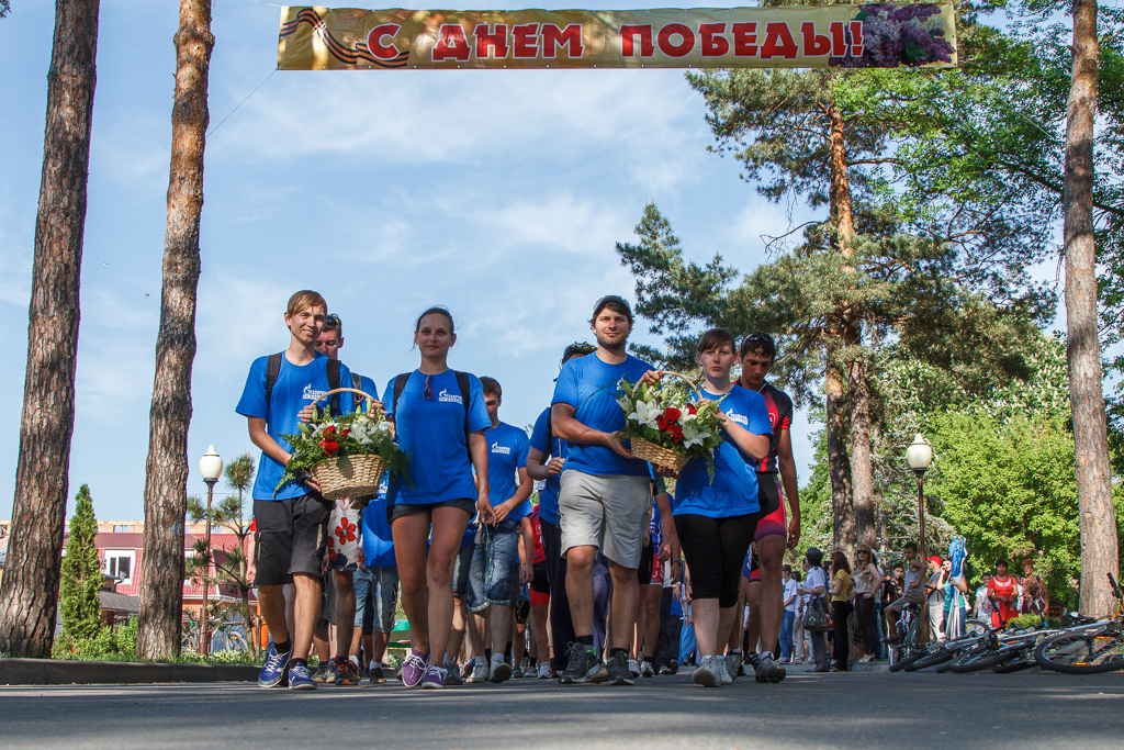 Участники возложили цветы к мемориалу героям войны