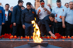 Возложение цветов к Вечному огню