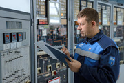 Машинист технологических компрессоров Цеха дожимной компрессорной станции Вуктыльского газопромыслового управления за работой