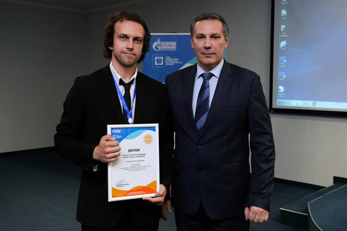 Один из призеров вместе с генеральным директором компании Андреем Захаровы (справа)