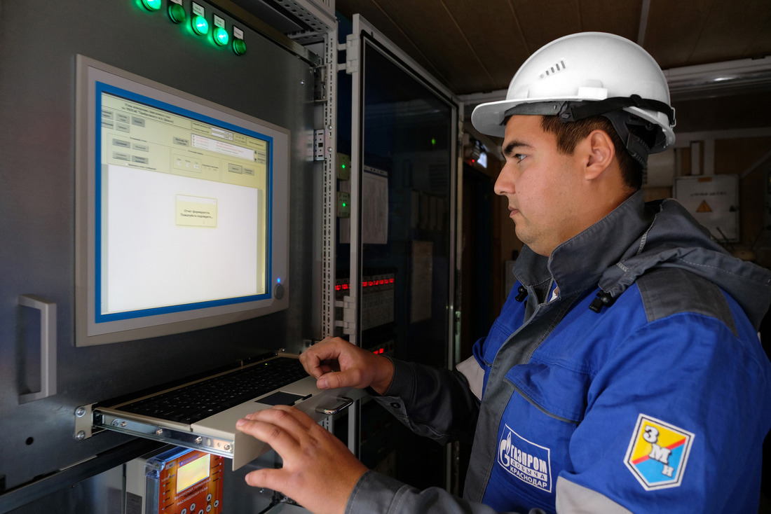 Дежурный оператор проверяет показатели системы измерения сжигаемого газа