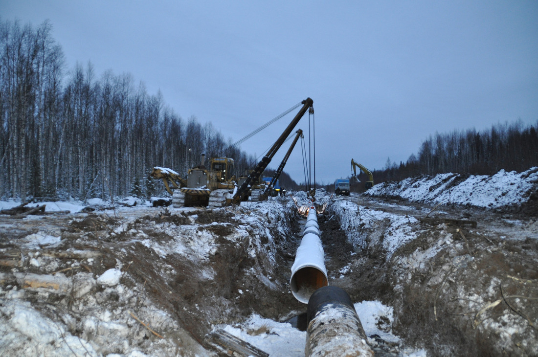 Трубоукладчик во время ремонта газопровода "Вуктыл — Ухта — 1"