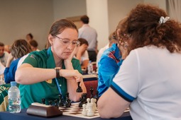 Сосредоточенная борьба шахматистов