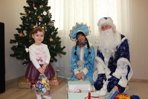 Дед Мороз и Снегурочка поздравили детей сотрудников