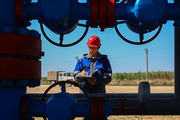 Оператор по добыче нефти и газа нефтяного промысла № 6 Каневского газопромыслового управления выполняет обход скважин Песчаного месторождения
