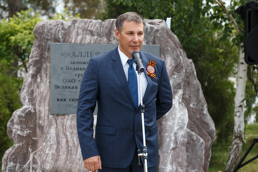 Андрей Захаров произносит приветственную речь на Аллее Памяти