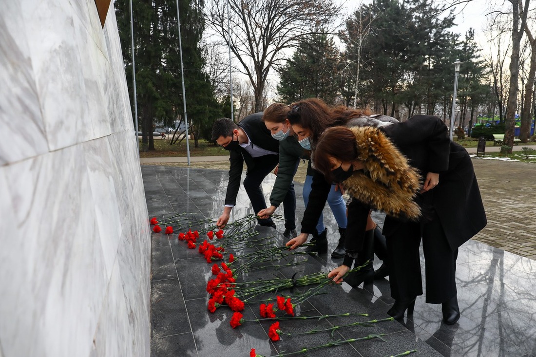 Молодые специалисты компании "Газпром добыча Краснодар" традиционно возлагают цветы к мемориалу Памяти в день освобождения города