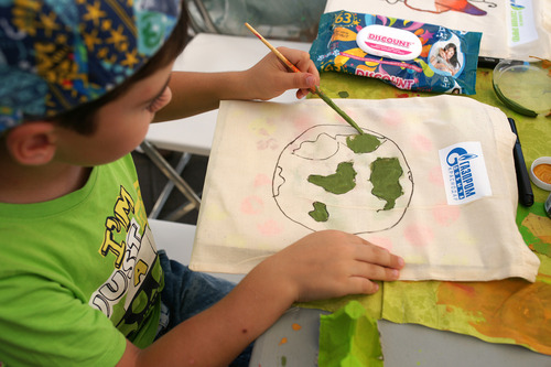 Юные участники с удовольствием разрисовывали эко-сумки