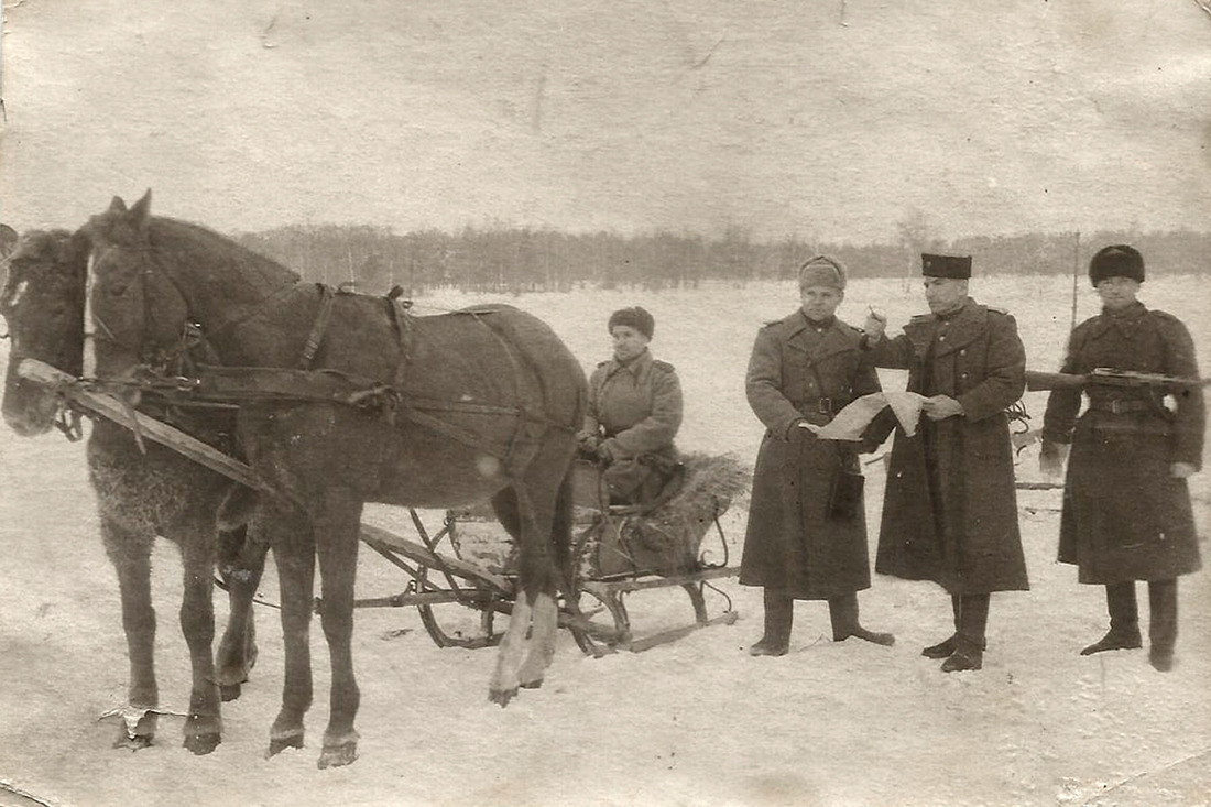 Георгий Зеленков (второй справа) дает указания сослуживцам