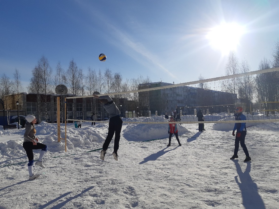 Матч по волейболу на снегу